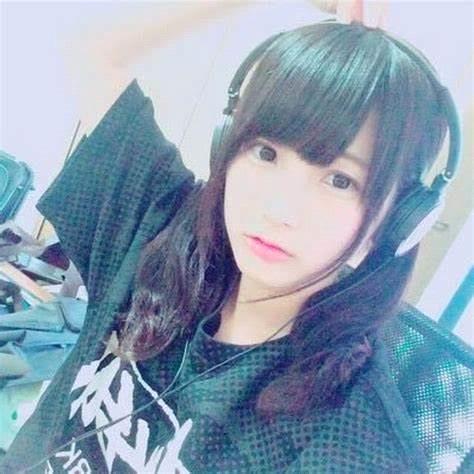 夜見れなの前世 中の人 はラブリーライアー 年齢や顔バレ 炎上理由は失言 センシティブ