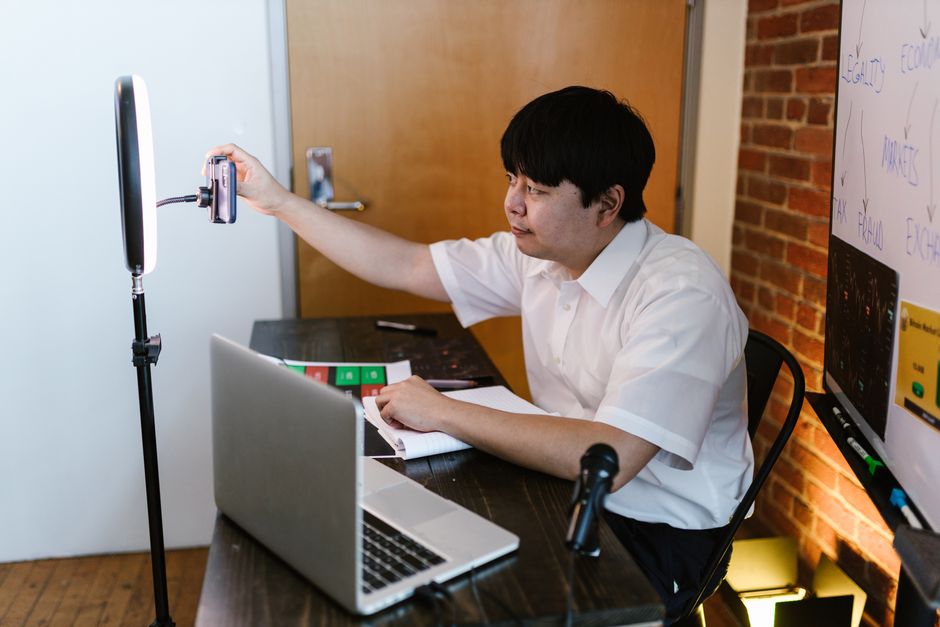 YouTubeで稼ぐ!収益化の仕組みと参加条件に関連するパソコンで作業する人物のイメージ